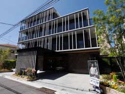 モダンな建物のエントランス