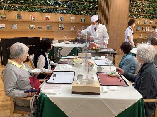 共有ダイニングの食事風景