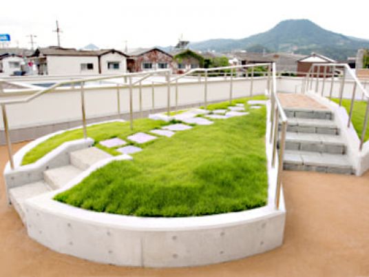 緑に囲まれたテラス