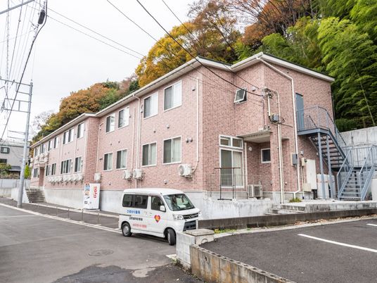 緑豊かな外観の建物