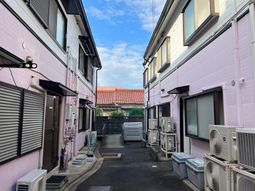 ピンク壁の建物外観