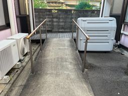 スロープと手すりのある外観