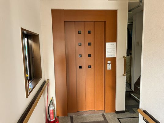 木目調の安全なエレベーター