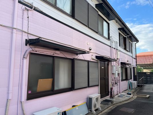 ピンク壁の建物外観