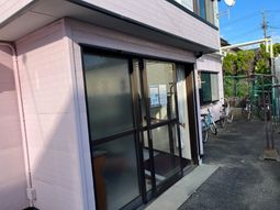 ピンクの壁の建物入口