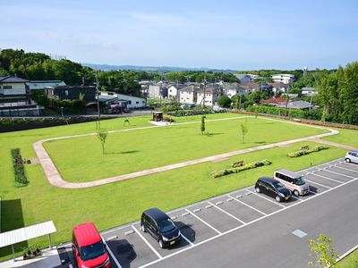 緑豊かな外観と駐車場