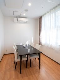 明るい部屋とダイニングテーブル