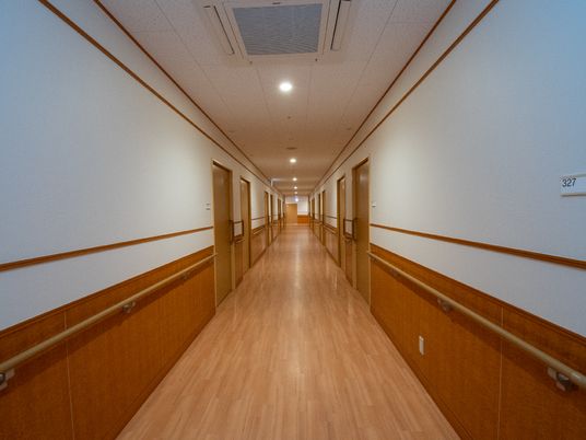 明るい手すり付き廊下