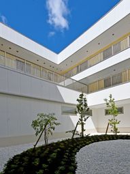 明るい中庭の景観