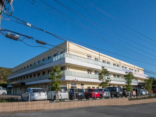 広々とした外観の建物