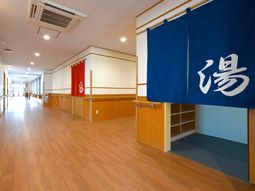 明るい廊下と暖簾