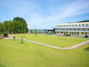 広々とした緑の中庭