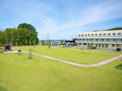 広々とした緑の中庭