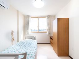 明るい一人部屋の居室