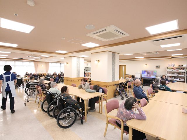 光が差し込む広々食堂 共有スペース 利用者が集える広々とした食堂です。明るくゆったりした雰囲気で、日々の食事や交流を楽しめる空間となっています。