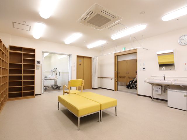 多目的に使える洗面室 脱衣所 広々とした清潔感のある洗面台です。手洗いや簡単な準備作業に最適な環境が整っており、快適にお仕事ができます。