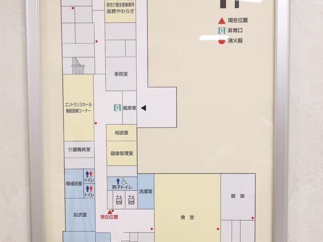 案内図掲示の壁面 展示物 施設のレイアウトを示した案内図は、来訪者や職員が迷うことなく目的地へと案内されます。明瞭な構造は、作業効率向上に寄与します。