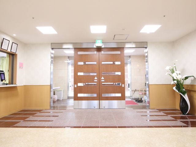 快適なエントランス 共有スペース 清潔感あふれるエントランスです。温かみのある照明と床のデザインが迎える方々に安心感を提供します。