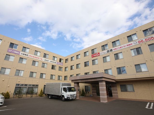 広々とした施設の外観 外観 ゆとりのある入り口が特徴で、ケアの現場で活躍する方々をしっかりサポートする環境が整っています。