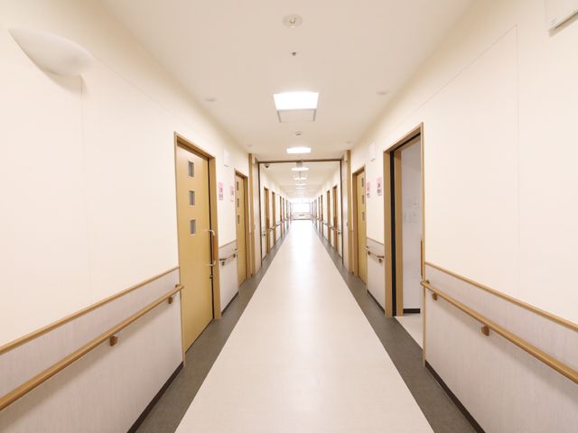 明るい廊下の一角 廊下 手すりが設置されたきれいな廊下は、歩行のサポートにも配慮されておりますので、安全に移動できる環境が整っています。
