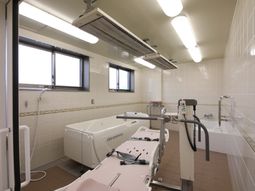 バリアフリー設計の浴室