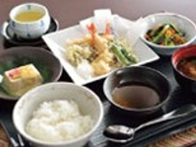 食事例 料理 色とりどりの食事が並ぶ、食の楽しさを感じられる盛り付けです。バランスの取れた献立が魅力です。