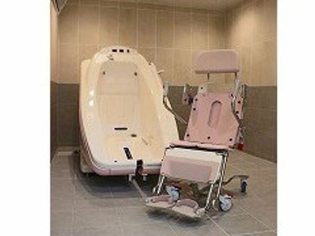 ゆったりとした浴槽 浴室 リフト付きの浴槽が備えられた、機能的で快適なスペースです。安全で安心な入浴が可能です。