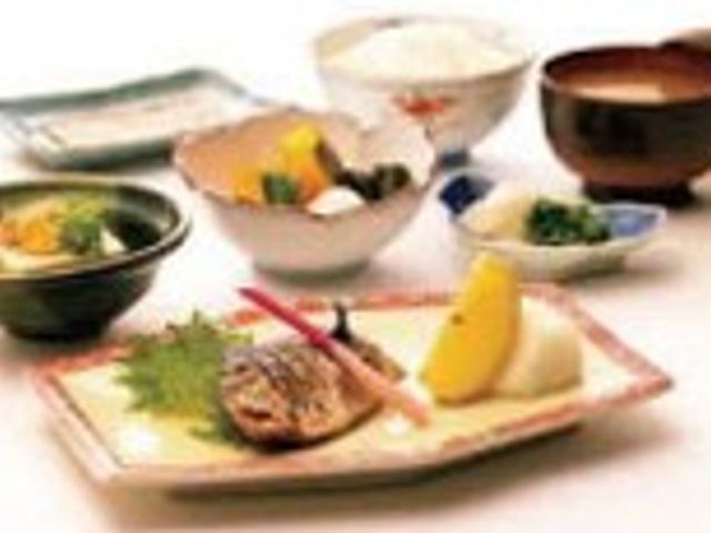 和食の盛り付け 食堂 彩り豊かな和食のセットが整った場所です。美味しい食事でリラックスできます。