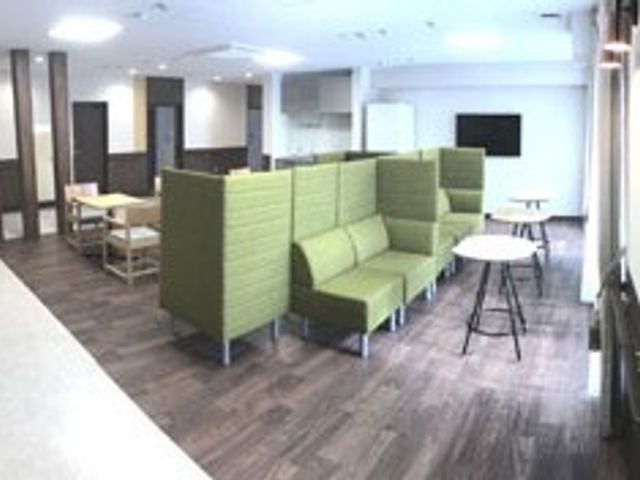 開放感のあるラウンジ ラウンジ 広々とした空間で、自然光が差し込みます。仕切りでプライベートな時間も確保できます。