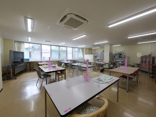 ゆとりある共有ダイニング 共有スペース 広々として清潔感があり、パーテーションで区切られたダイニングスペースです。明るい雰囲気で食事やコミュニケーションが楽しめます。