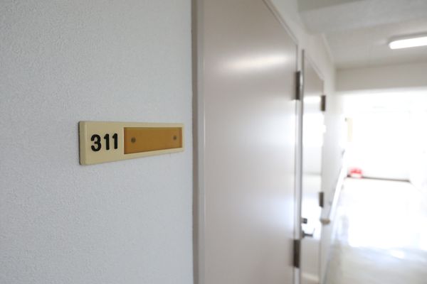 部屋番号表示の廊下