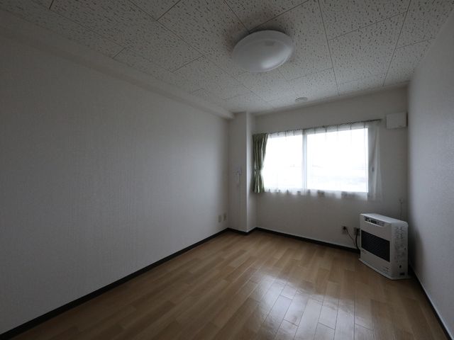 シンプルな洋室 居室 広々として清潔感のある居室で、個々のライフスタイルに合わせた家具配置が可能です。窓から自然光が差し込み、明るく穏やかな雰囲気の空間です。