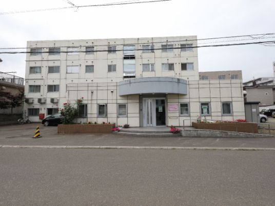建物の正面エントランス