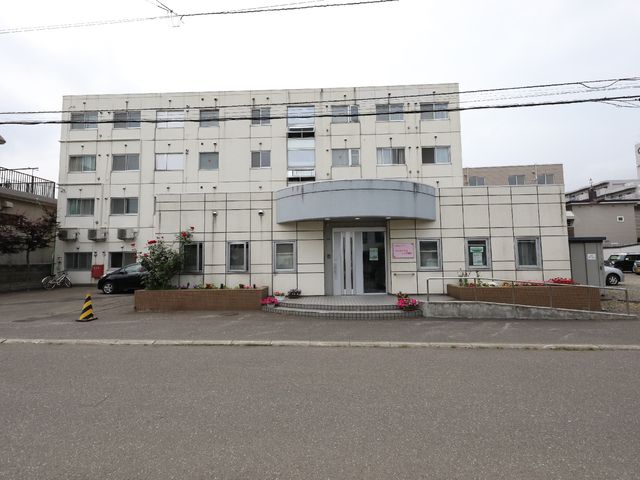 建物の正面エントランス 外観 庭に彩りを添える植物が印象的な外観です。仕事を通じて、ここで暮らす人々の日々に彩りをもたらす手助けができます。