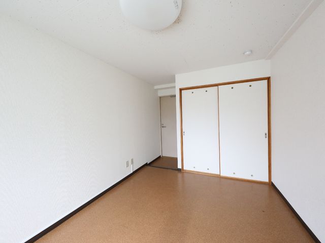 清潔な和室の居室 居室 ゆったりとした空間の居室があり、新生活のスタートに適した環境です。自然光が差し込む明るく落ち着いた雰囲気が魅力的です。