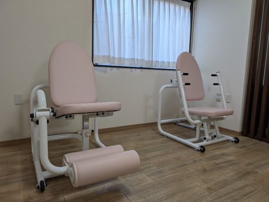 機能訓練用の椅子が並ぶ室内  