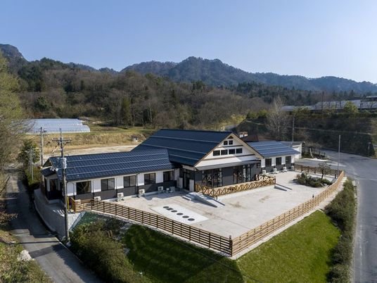 山間の外観  