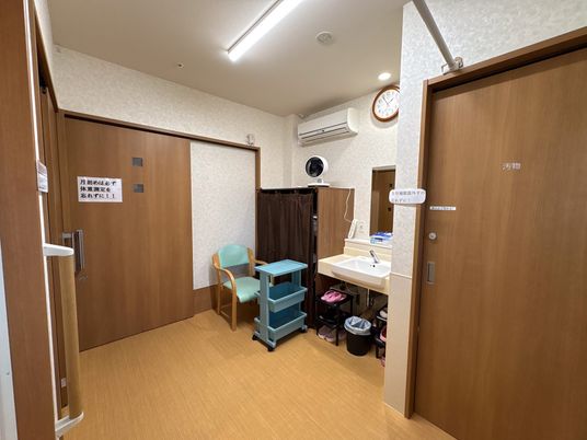 洗面台のある廊下  