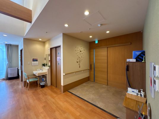 明るい廊下と洗面台のある空間  