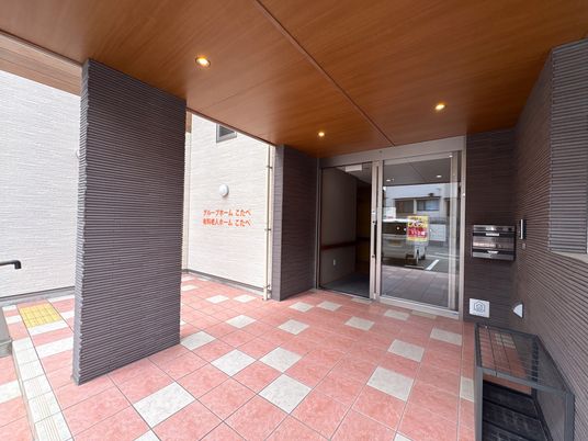 施設のエントランス  