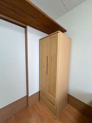 木製クローゼットのある居室  