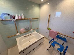 手すり付き浴室  