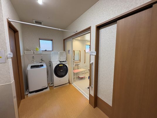 洗濯機と浴室前の廊下  