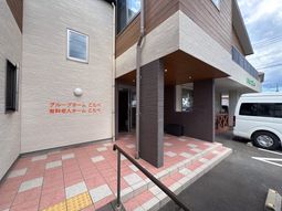 建物正面の入口  