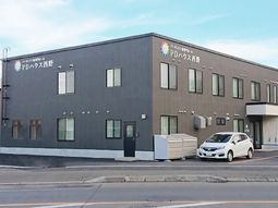 シックな外観の建物