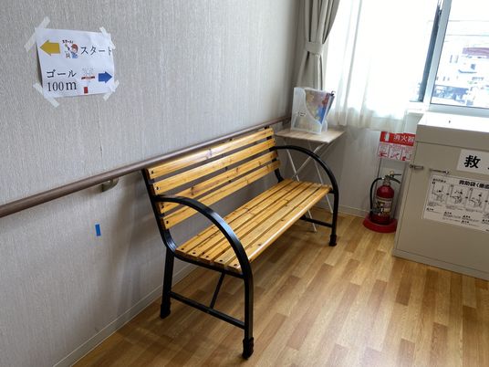 廊下に設置されたベンチ