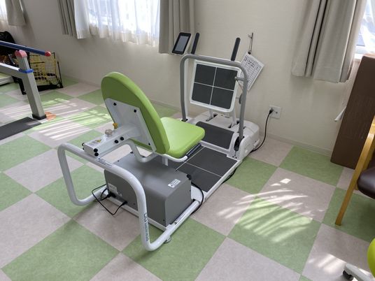 緑のシートのトレーニング機器