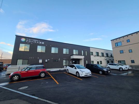 駐車場と建物の外観
