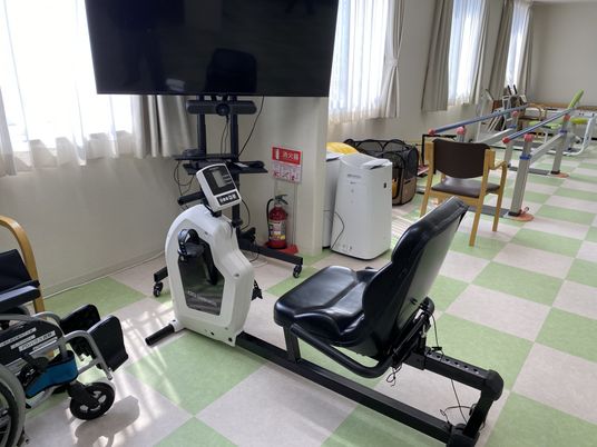 リハビリ機器が整った部屋