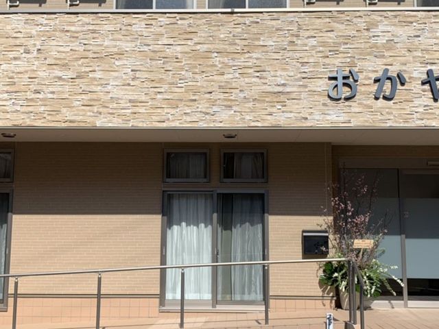 心温まる外観 外観 清潔感あふれる建物前に、木々が植えられた穏やかな環境です。明るい印象を受ける外観が迎えてくれます。